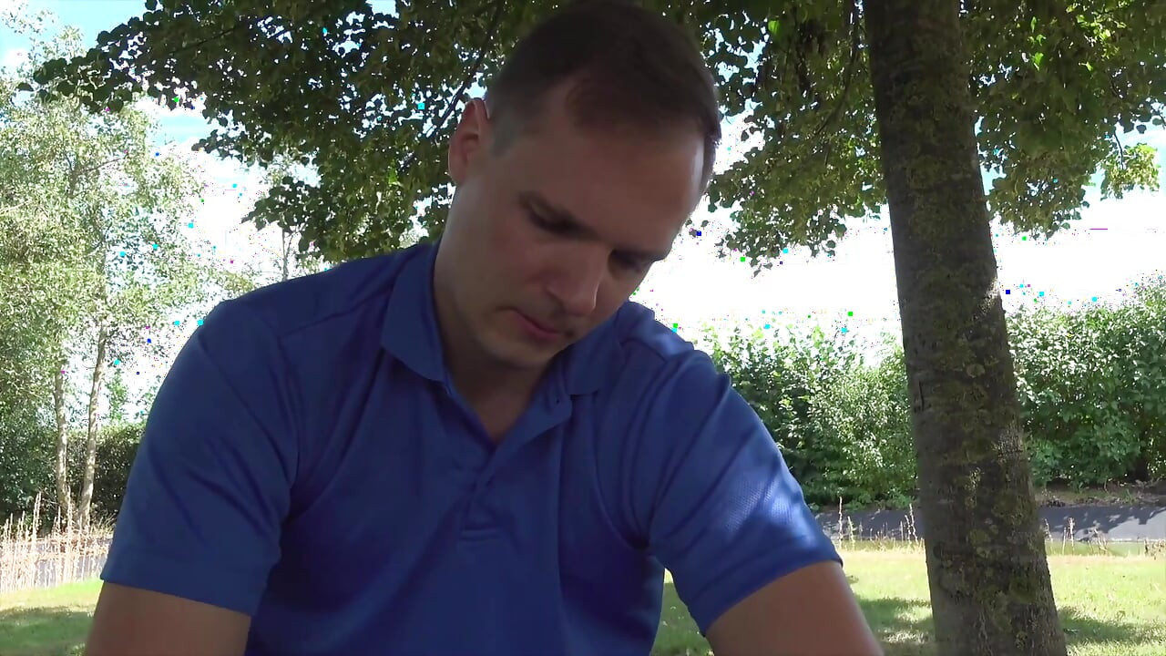 T-girl Bella Gold está mostrando todos os seus bens ao ar livre