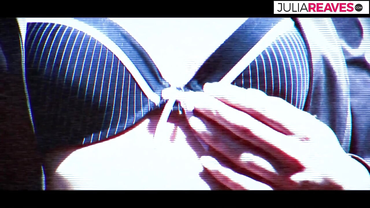 骑乘姿势吊带的女士