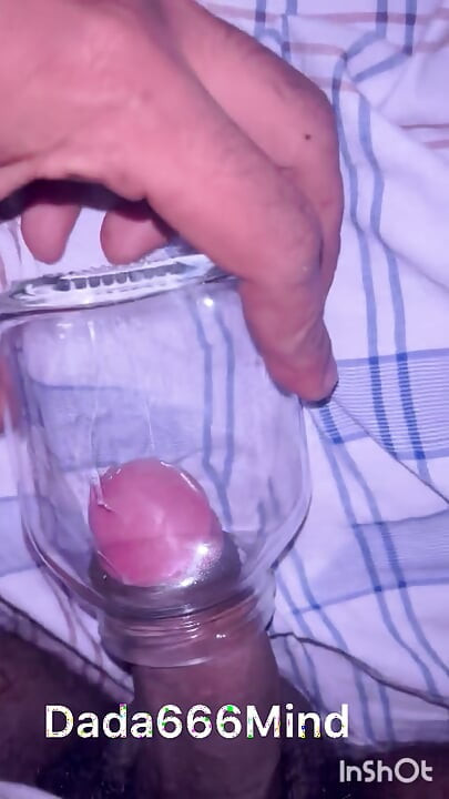 유리병으로 자위하는 인도 소년