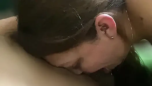 Сексуальная латинская шлюшка с глубокой глоткой дает другу своего мужа орал