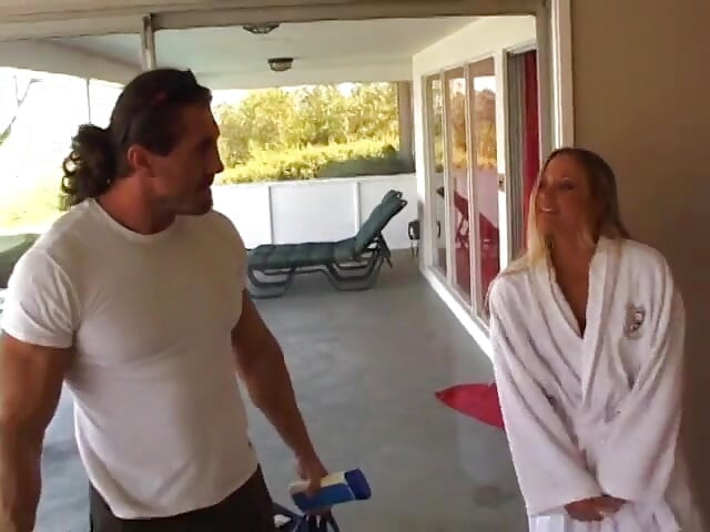 Semental fit se acerca a la casa de la rubia caliente para dar un masaje y termina follándola