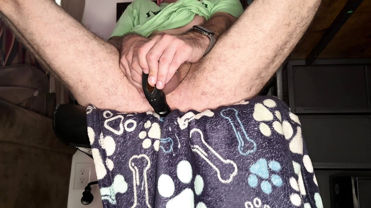 Brincando com o impulsor da próstata, porra pinga para baixo enquanto estou sendo fodida
