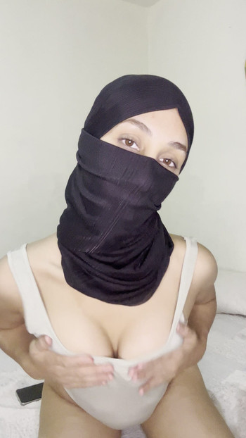 Curvy Arab Hijabi Showing Off Her Tits, Juicy Boobs, Perfect Titties