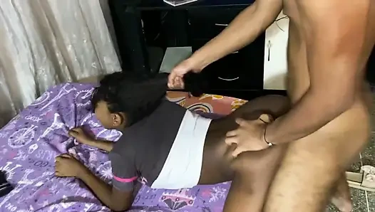 Üvey kızımı odasında yalnız olduğu için sikiyorum