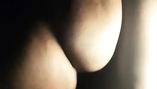 Dame mit dickem arsch, die großen schwarzen schwanz reitet, bbc, endete sahnig