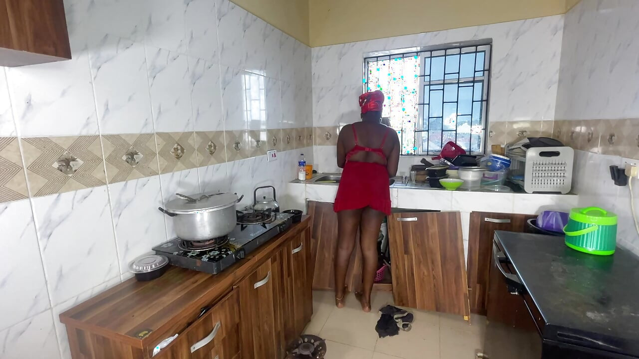 Hij neukt de vrouw van zijn stiefbroer in de keuken