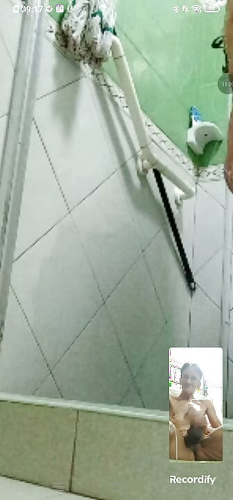 Tomando un baño y luego me masturbo para sentir placer.