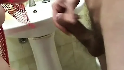 Olgun kızıl saçlı banyoda iyi bir sakso çekiyor