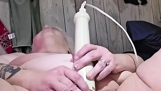 Gara-gara nggak muasin memeknya pakai dildo ukuran raksasa, memeknya dientot habis-habisan sampai muncrat