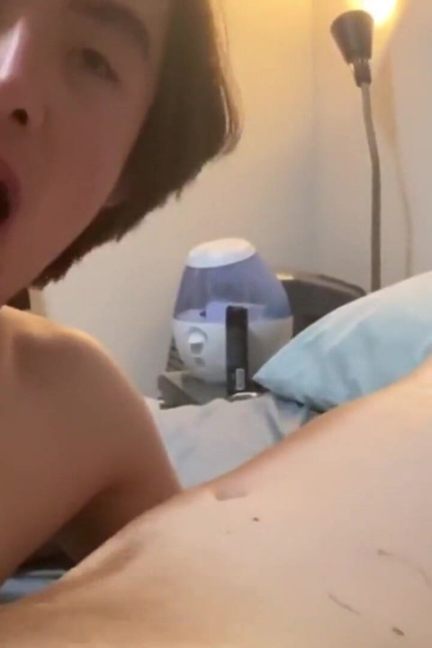 Iubit asiatic suge o pulă albă mare și înghite o șarjă groasă de spermă