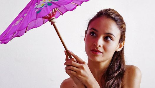 Fedra speelt met haar poesje met een paarse parasol