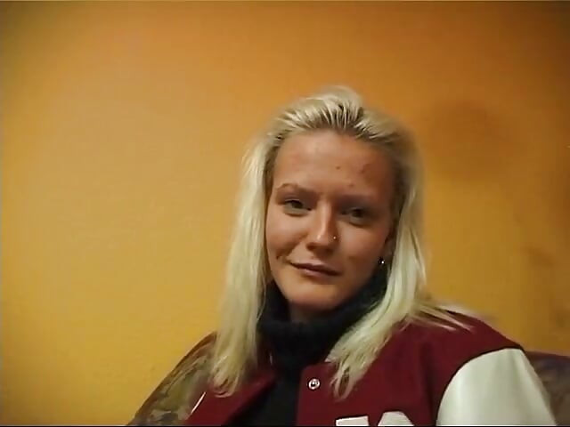 Sexig blond tjej kommer att göra vad som helst
