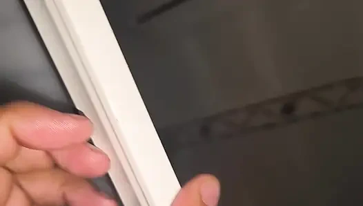 Aku mergokin ibu tiriku lagi mandi dan kami semalaman