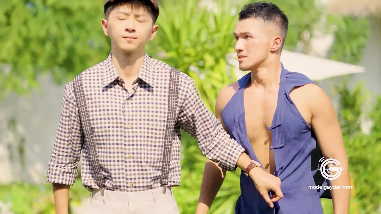 富有的主人声称他感激的肌肉仆人的身体