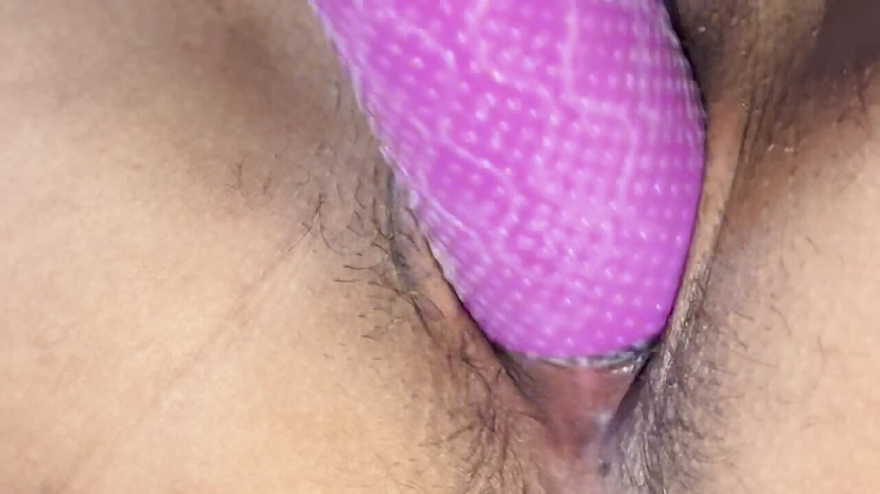 Sou uma dona de casa e me masturbo com um dildo até gozar, você gosta disso?