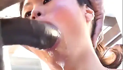 Kırmızı iç çamaşırlı güzel genç Asyalı sikişmeyi ve büyük siyah yarağı emmeyi seviyor