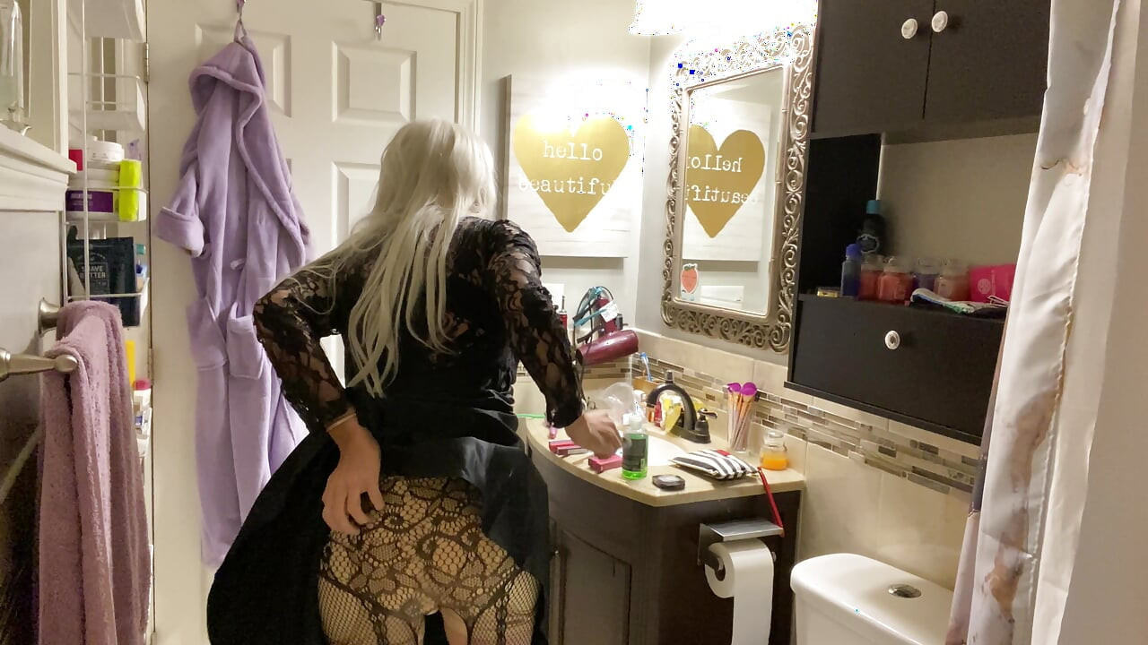 Emo Crossdresser Puts on Buttplug and Jerks off