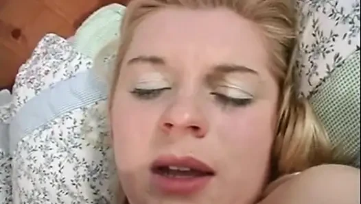 Amatör sarışın büyük bir yarakla sikiliyor ve ağzına boşalıyor