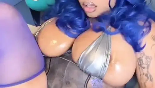 Cewek semok kulit hitam lagi asik ngusap mainan seks barunya sambil ngusap memeknya