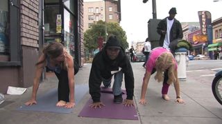 Piedi sexy di yoga di strada delle milf