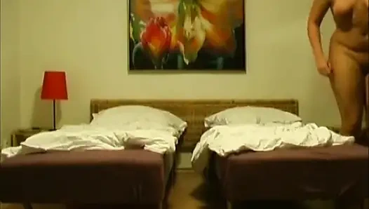 Amatör gerçek çift amcık domalma pozisyonunda sikişiyor... Yatak odasında seks