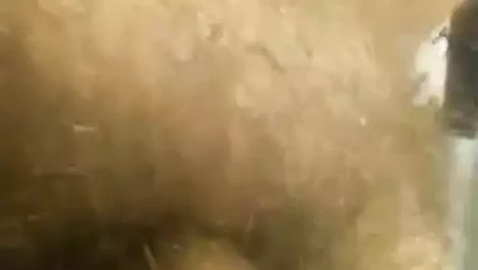 Tam gösteride onun küçük kesilmemiş willy ile çıplak yürümek