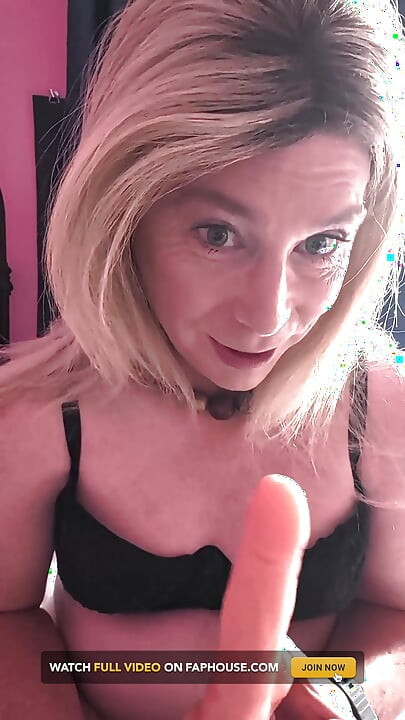 Moja sočna guza jede dildo!