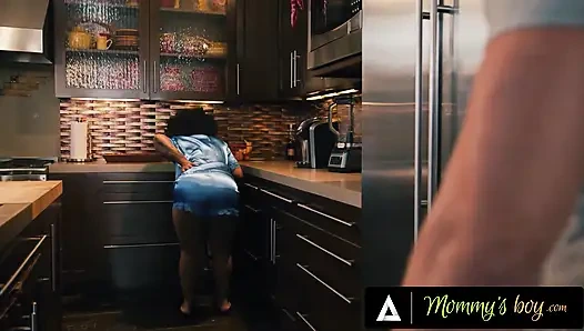 IN MOMMY's BOY wird ein heißes schwangeres mädchen während des mitternachts-snack mit klebriger abspritzen hart gefickt