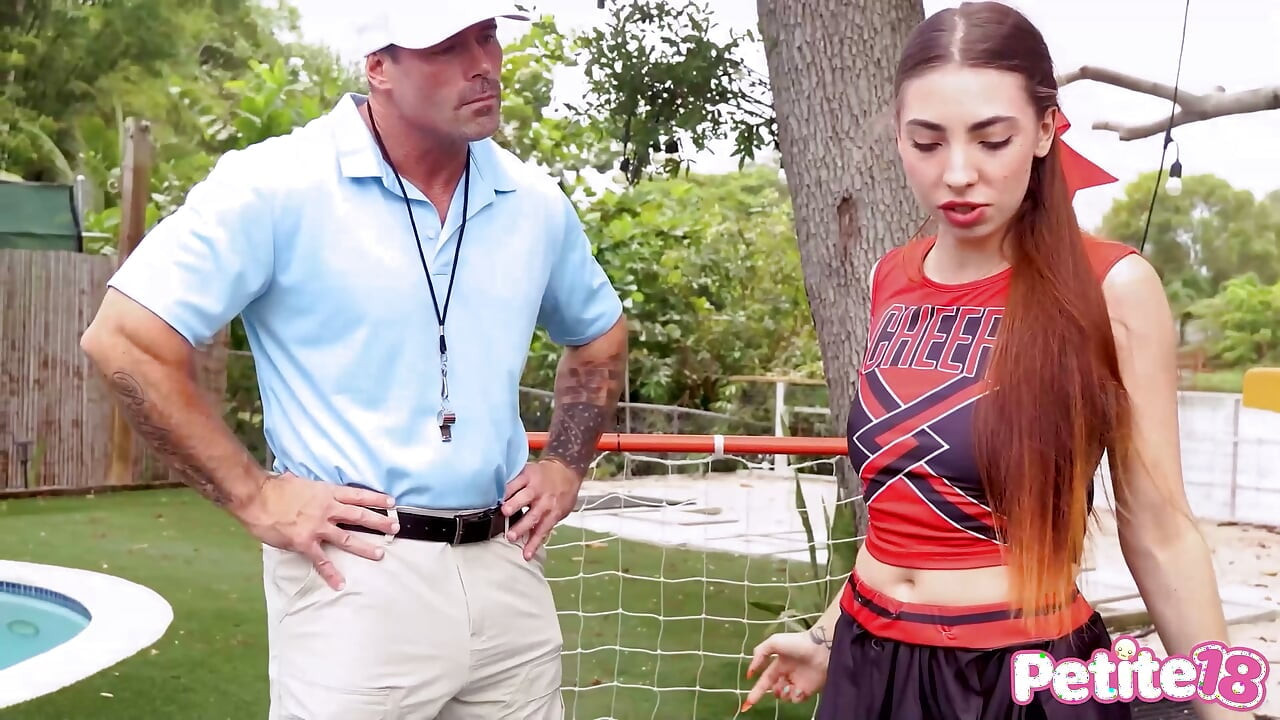 Petite18- Alyssa Pure Antrenör Tarafından Esnetiliyor ve Sonunda Spagat Yapıyor
