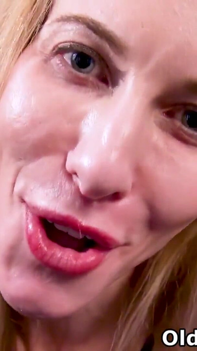 Fitness louca milf Ciel dos EUA desliza para fora de seu vestido de noite e esfrega sua boceta convidativa | Clipe 1