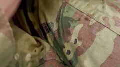 Pierwsze wideo sikanie! Zobacz, jak specjalista od armii wsiada do wanny w mundurze i zaczyna się moczyć!