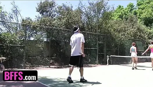 Bffs - pelatih tenis yang lagi sange mengangkat rok mini muridnya dan ngentot memek becek mereka di lapangan