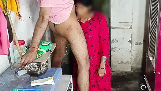 Arsch-muschi ficken, muschi lutschen, brüste lutschen, milch aus der brust lutschen und auf dem schwanz im doggystyle sitzen und direkt auf Hindi-audio liegend