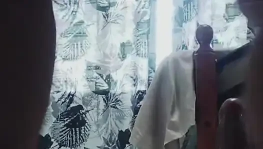 Seksi Filipinli orta yaşlı seksi kadın dildosunu ıslatıyor ve kremsi yapıyor