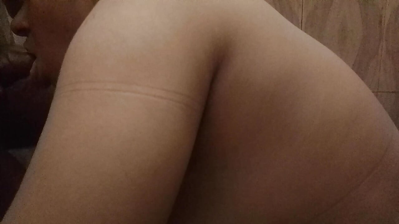 Gadis tamil dan suaminya nyepong di kamar mandi