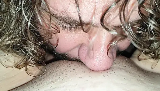 Menjilat, mengisap, bercinta. Dia membuatku muncrat banyak banget sampai aku membiarkannya muncrat di dalam diriku. Crot di dalam memek 1 dari 4