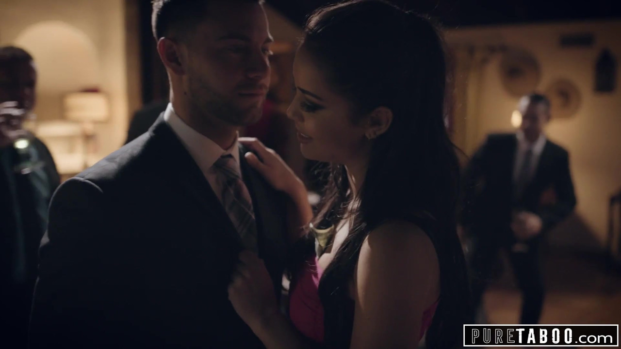 純粋なタブー痴女がビジネスマンに屈辱-公共ファック