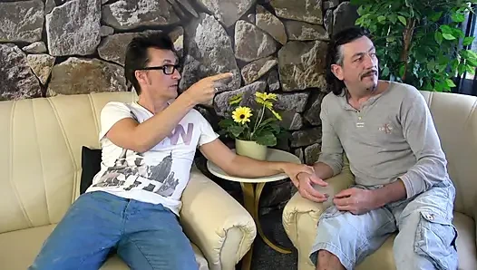 Seksi Alman sarışın evli kadın her iki deliğini de 2 penisle sikiyor