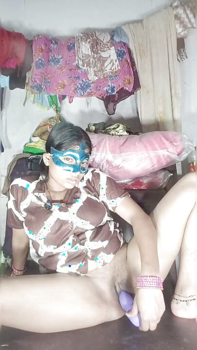 Putting a finger in a virgin girl's pussy, the water of the pussy came out, there is no land, so Hindi audio virgin put dildo in pussy and took out pussy water in the ass.