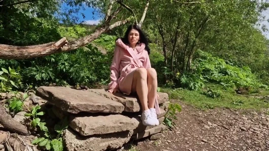 Открытые ноги на улице и писанье