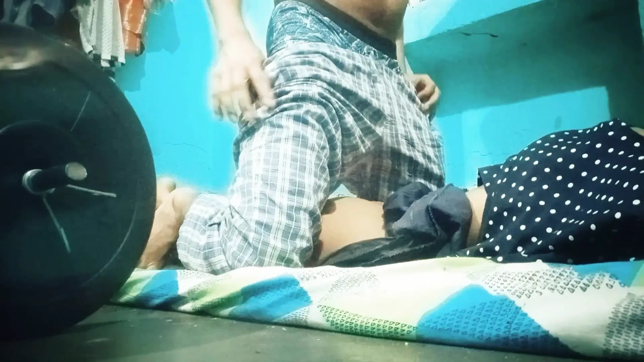 美丽的年轻女友热户外性爱视频，印度漂亮女孩紧致的激情性爱视频