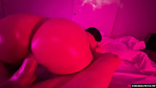 Pantat bahenol sara retali si cewek semok latina dientot habis-habisan di kamar tidur warna pink