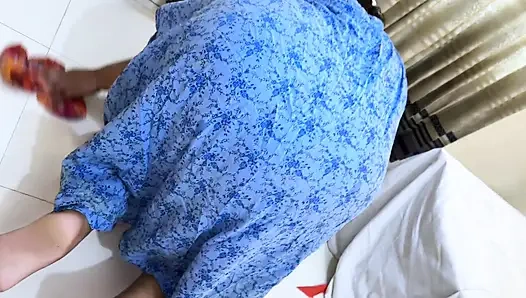 Pembantu arab semok mesir dengan pantat bahenol terjebak di ranjang