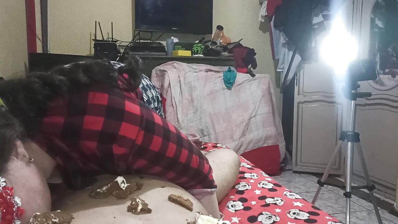 I play extreme with food with my husband: I lick cake and swallow his milk.