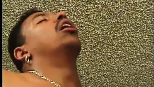 Pantat foursome hitam dan putih menjilati memek dalam posisi 69