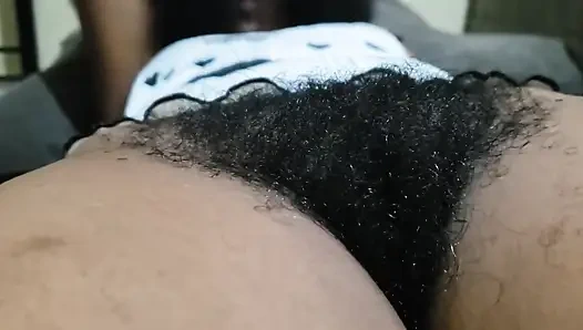 Junges süßes schätzchen genießt einen sinnlichen muschi-konzentrierten Moment mit weicher Energie, spielerischem necken und intimer Verbindung