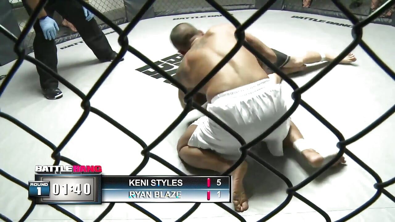 赤ん坊は勝者のための性交賞品された後、口の中で彼女の精液を取得します