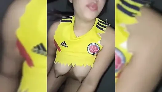 Mein freund für eine lange zeit und ich lud ihn zu mir nach hause ein und wir haben am ende schmutzige dinge im badezimmer gemacht, dann gingen wir zu bett