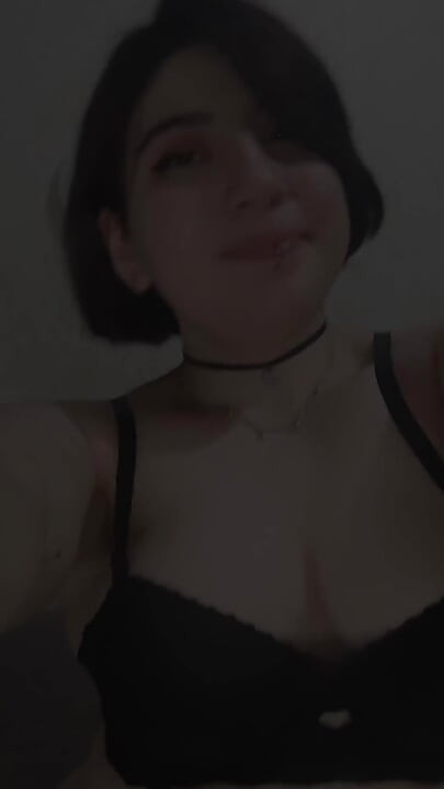 Mon dieu ! Ma chatte est tellement mouillée, je veux juste jouir ! Caméra d’en dessous