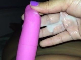 Gf được creampie với một màu hồng dildo